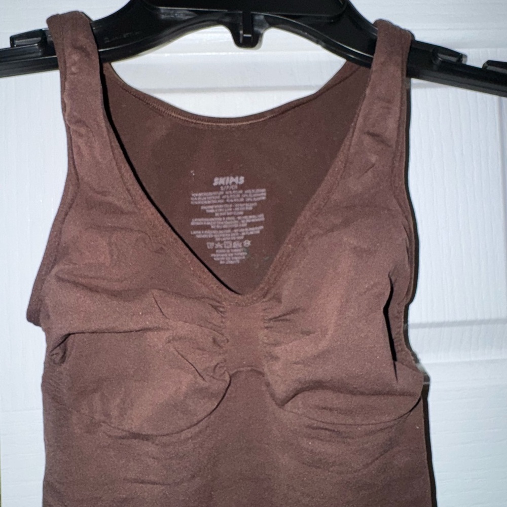 SKIMS SEAMLESS SCULPT SCOOP NECK THONG BODYSUIT